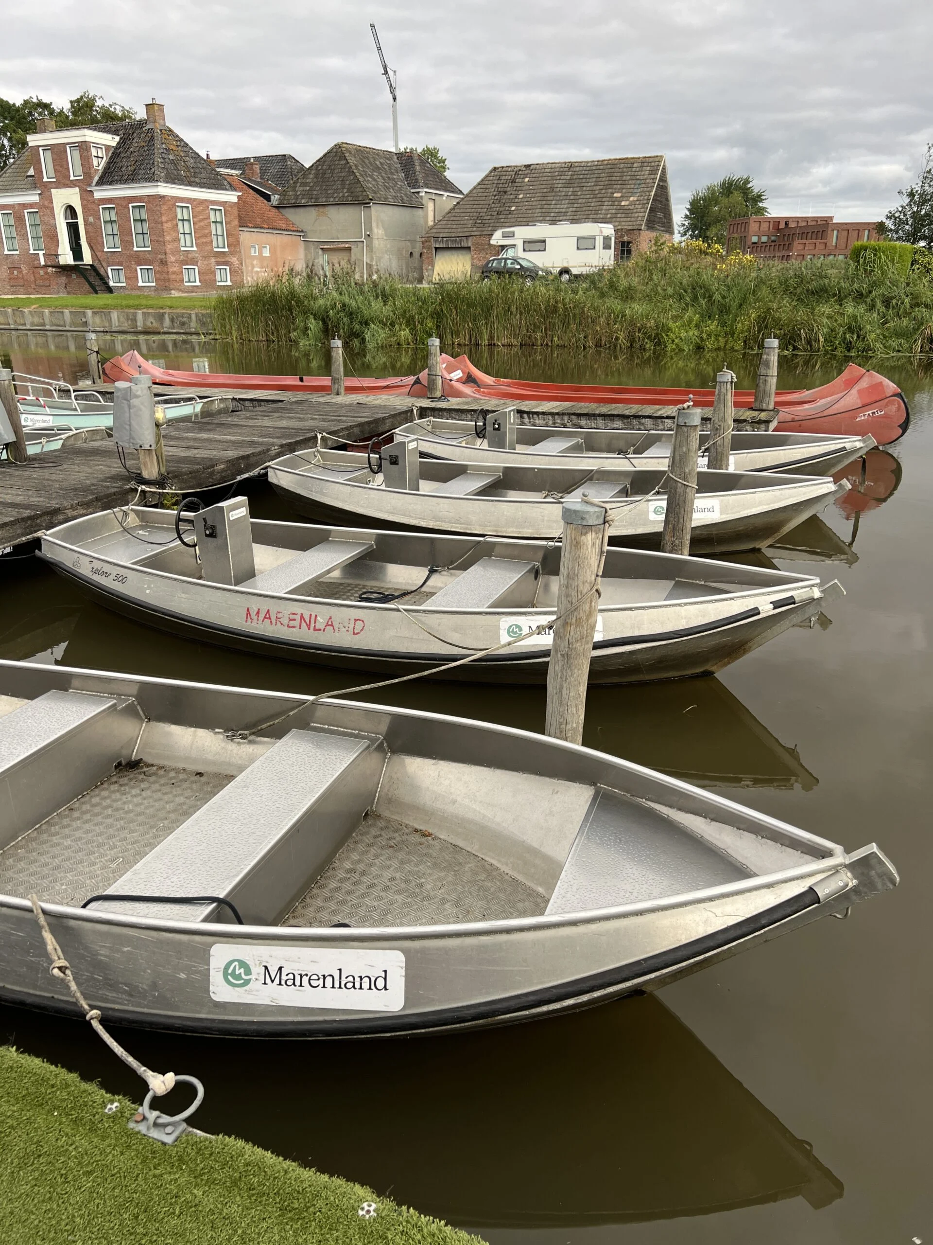 Bootjes in de haven van Marenland Recreatie in Winsum, te huur voor gezinnen