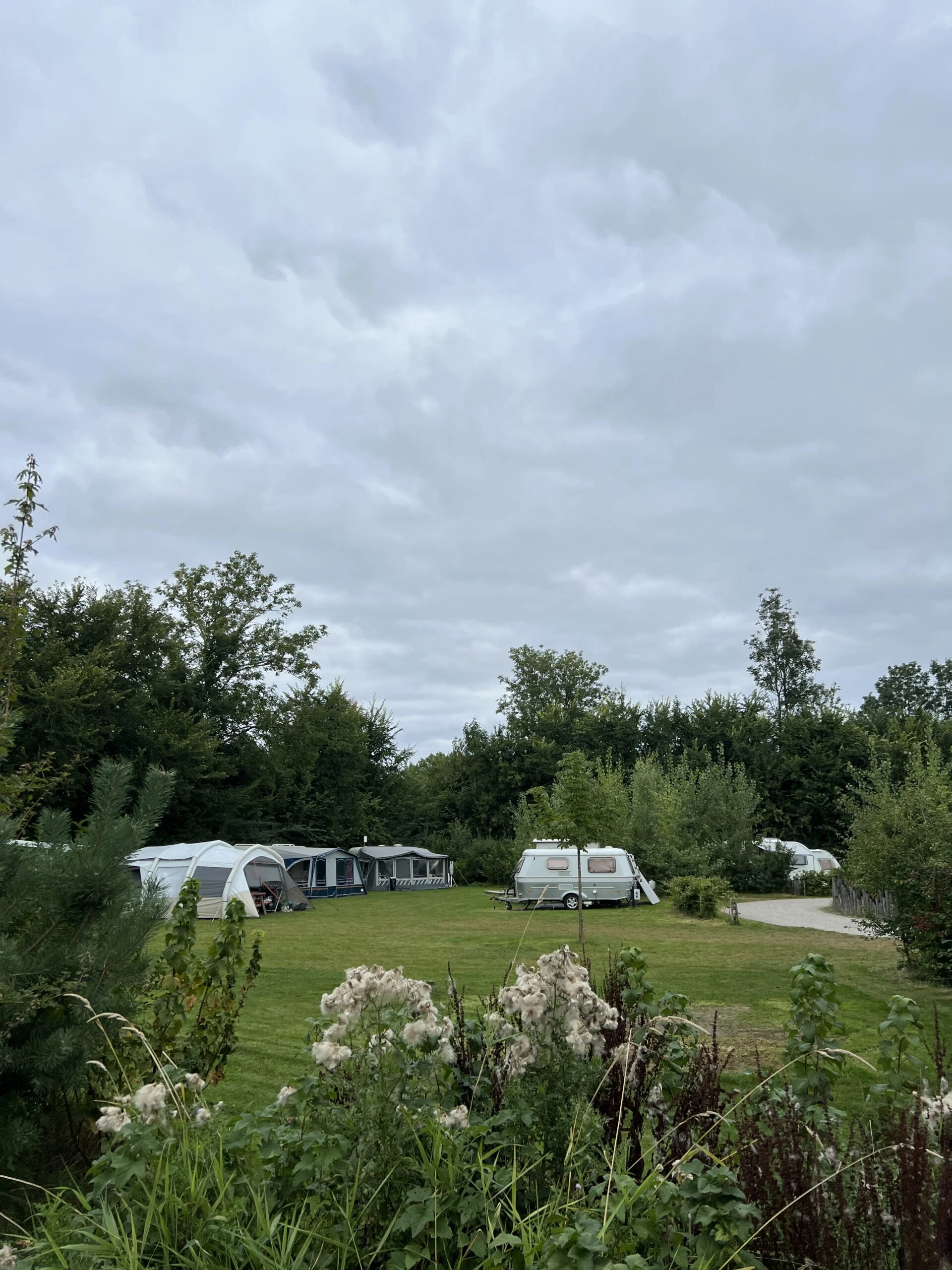Veldje met caravans op camping Marenland in Winsum, Groningen