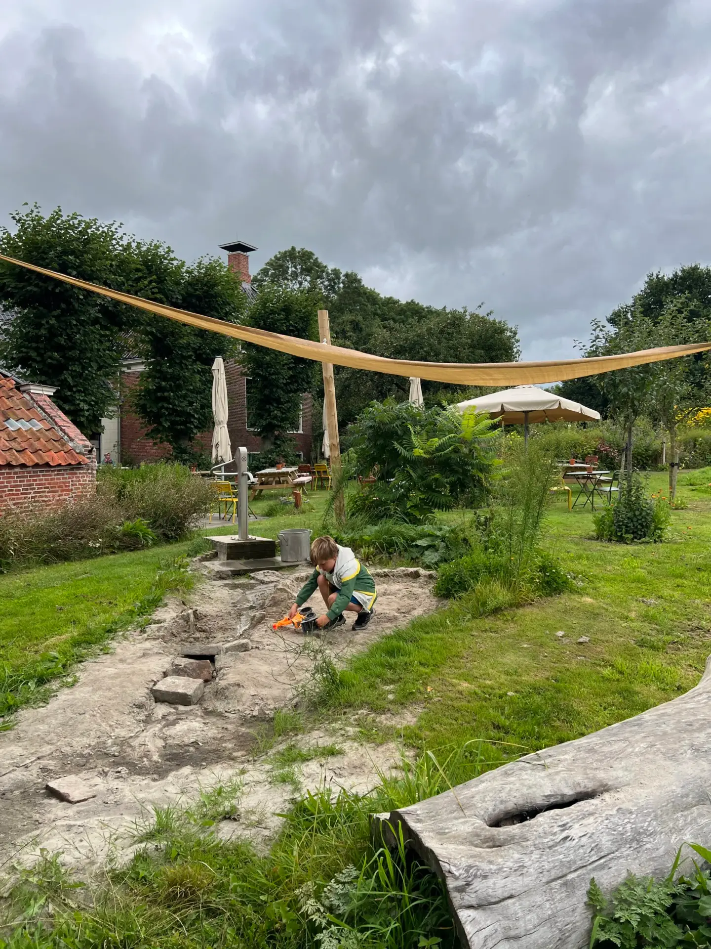 Kind speelt bij de speelplek bij Op Maarhuizen in Groningen