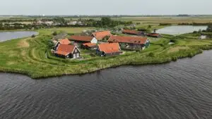 Luchtfoto van een kindvriendelijke bestemming in Nederland