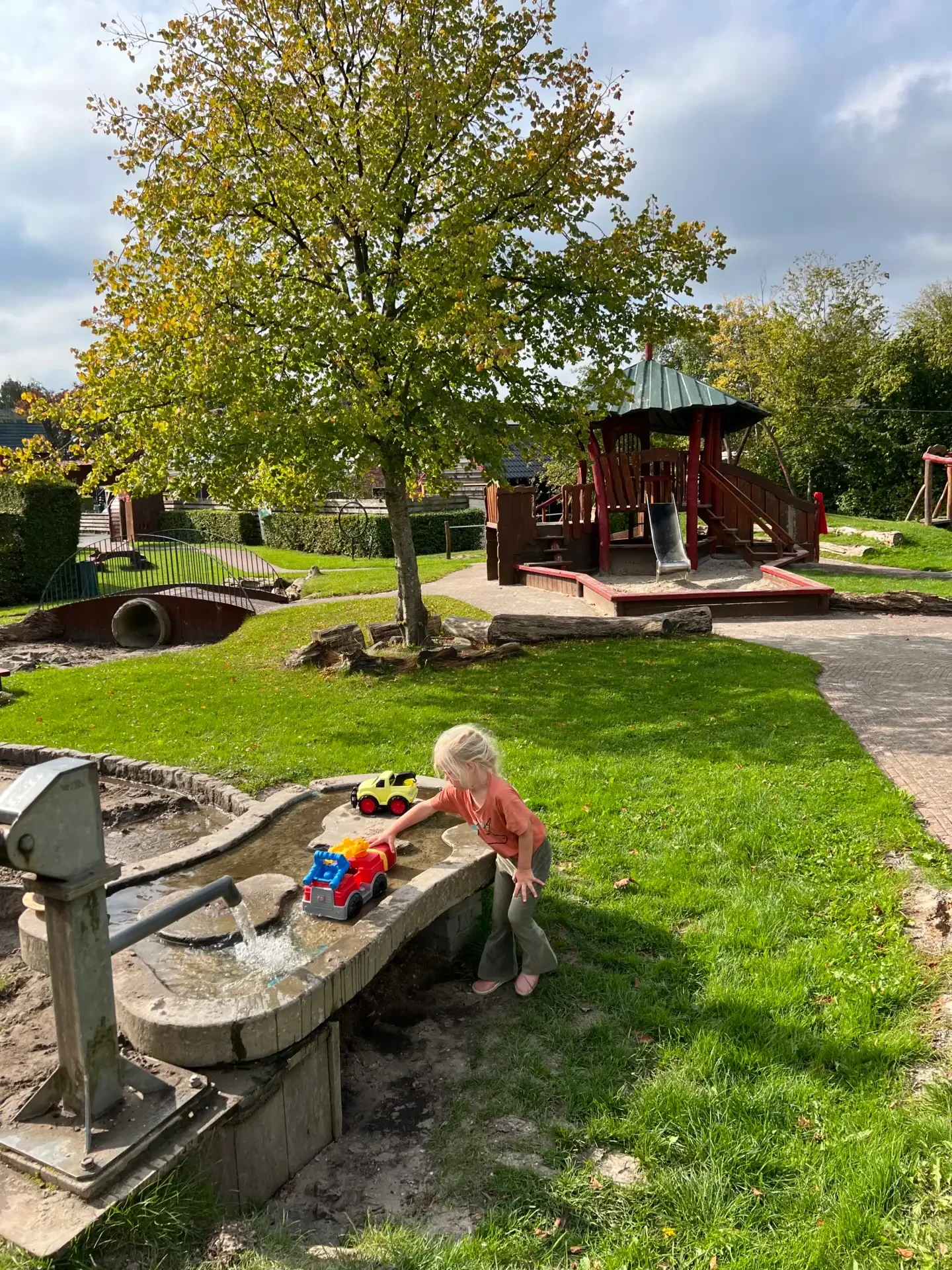 Kinderen spelen in de speeltuin van Ulrum in Groningen