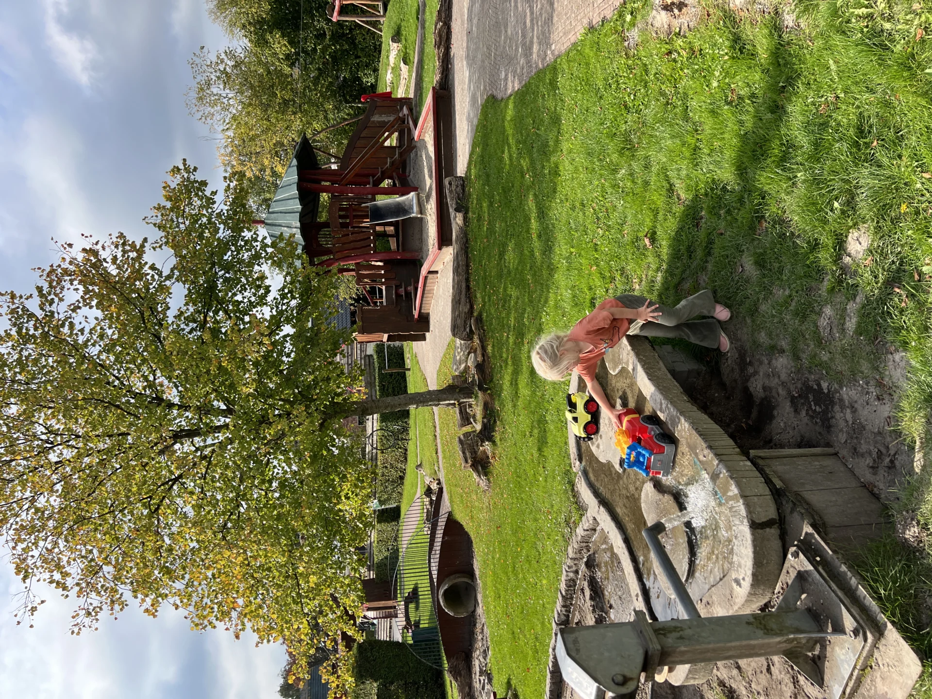 Kinderen spelen in de speeltuin van Ulrum in Groningen