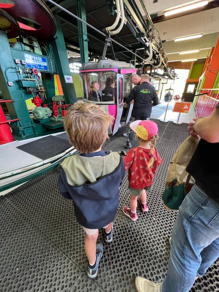 Kinderen stappen in een gondel van de kabelbaan op de Bocksberg in Hahnenklee in de Harz