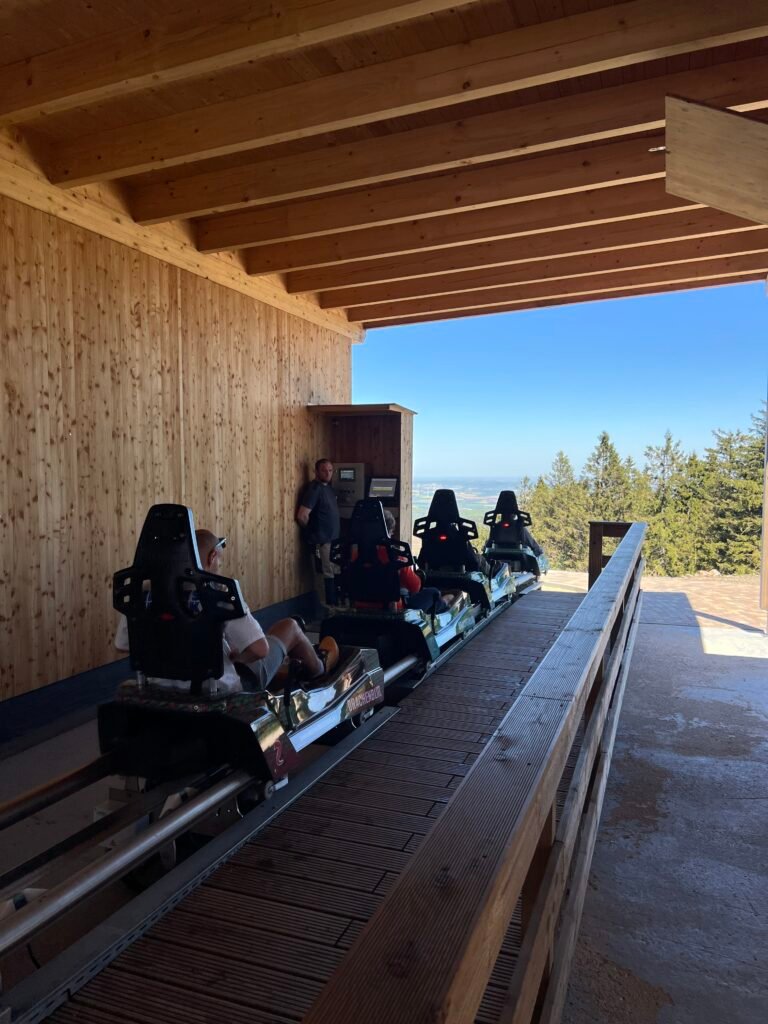 Start van de rodelbaan Drachenblitz in Hahnenklee in de Harz met de karretjes klaar voor vertrek