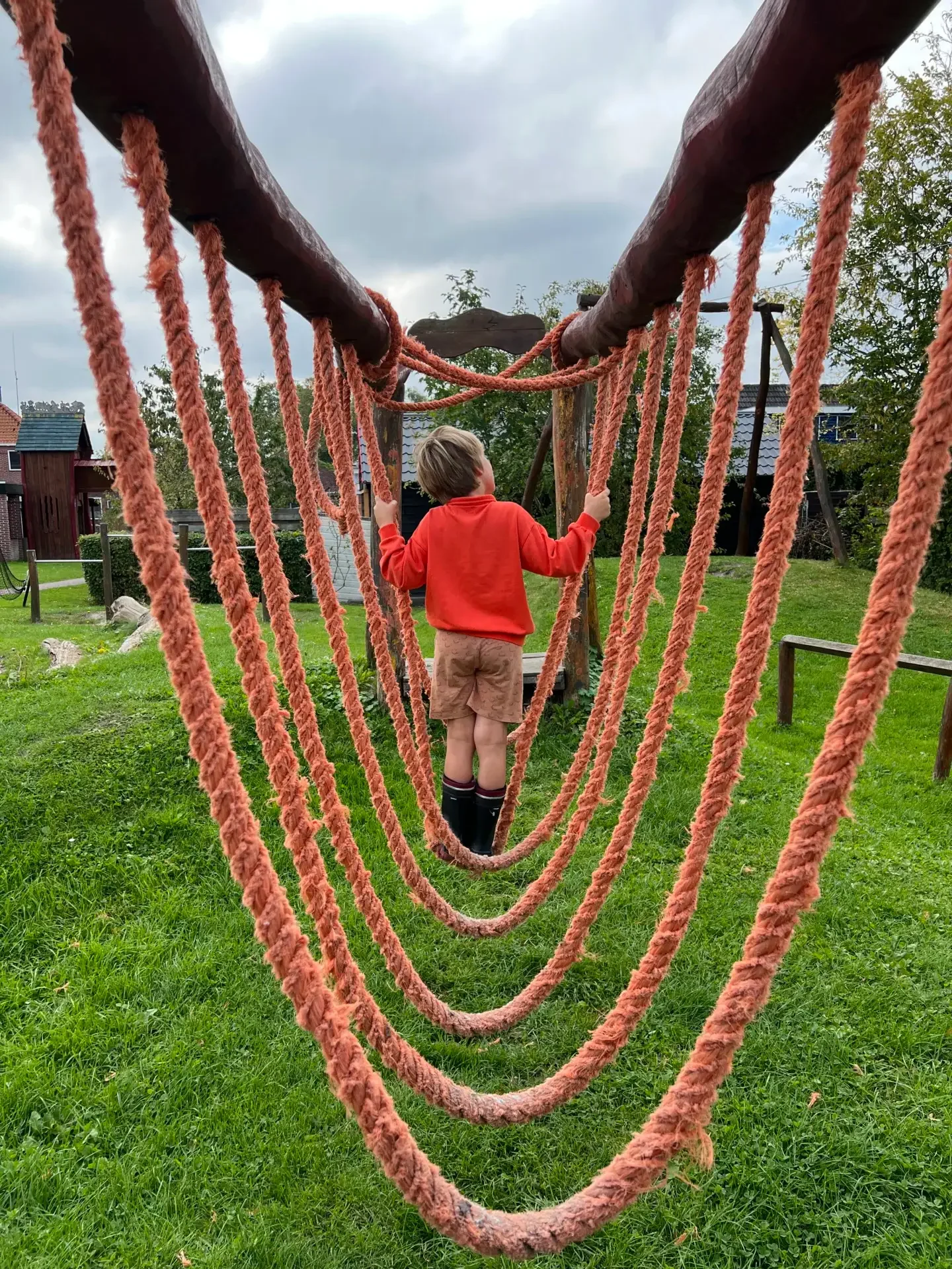 Kind op touwbrug in de speeltuin van Ulrum in Groningen