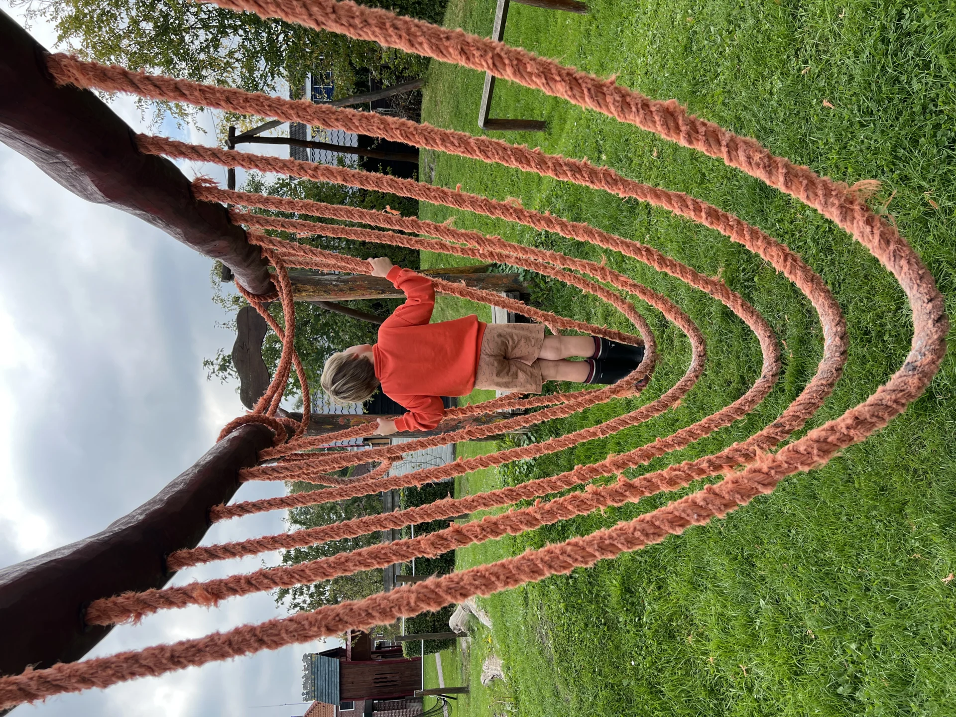 Kind op touwbrug in de speeltuin van Ulrum in Groningen