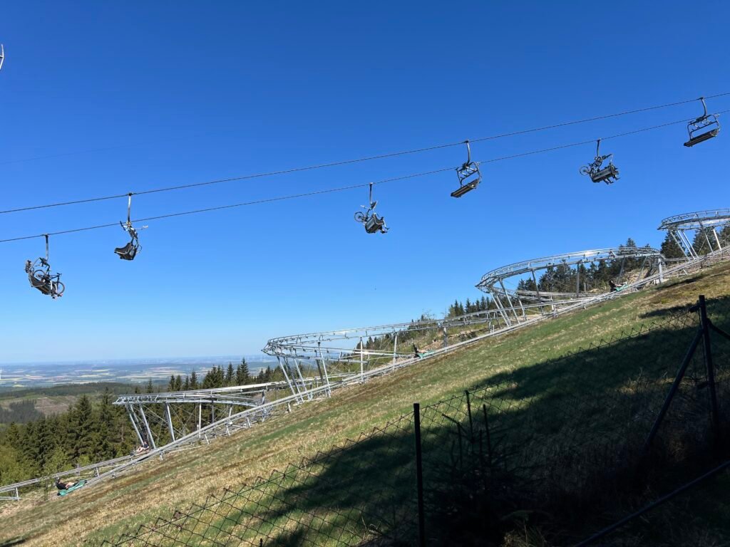 Uitzicht op de rodelbaan Drachenblitz op de Bocksberg in de Harz in de lente vanaf de zijkant