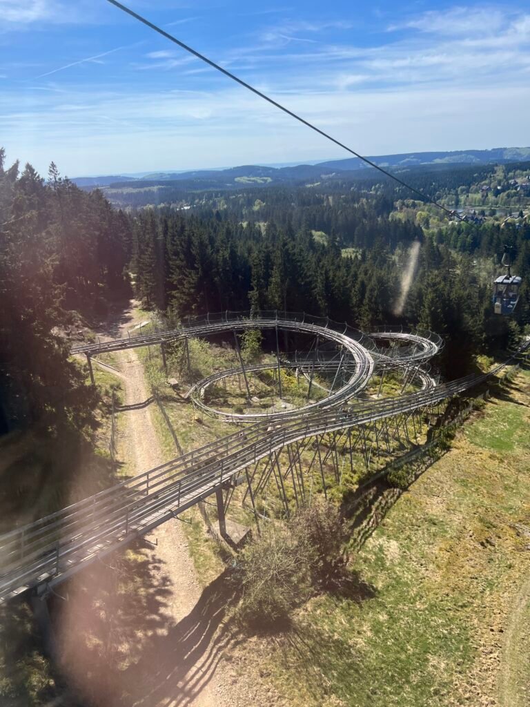 Uitzicht op de rodelbaan van de Bocksbergbob in Hahnenklee in de Harz vanuit de kabelbaan