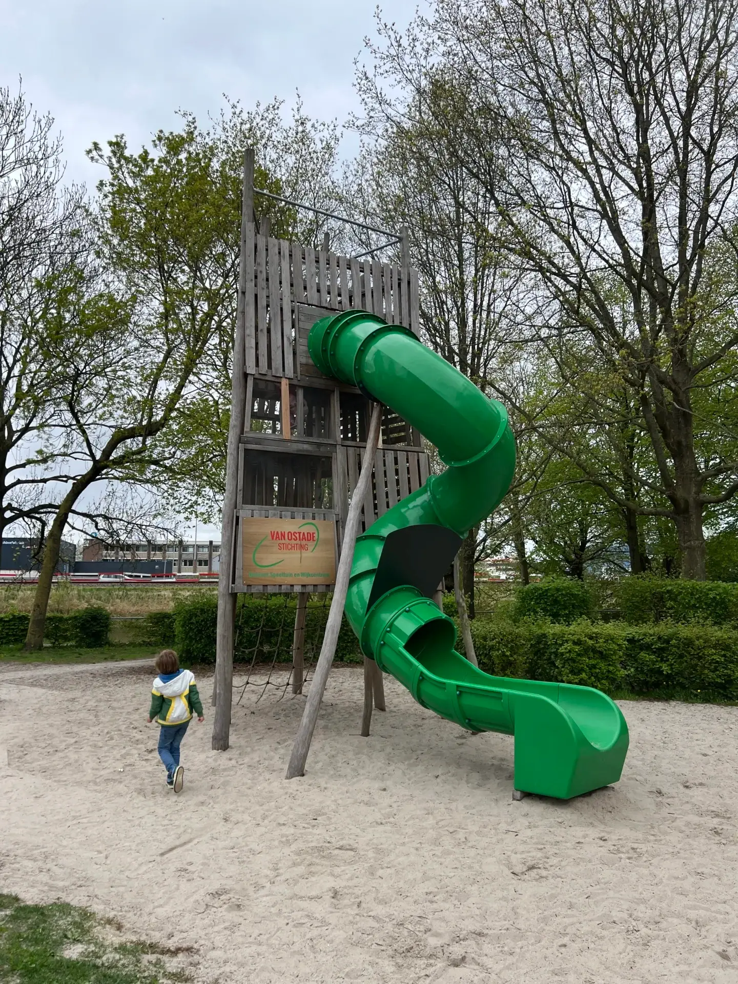 Glijbaan speeltuin Schildersbuurt Groningen Grote groene glijbaan in een speeltuin in de Schildersbuurt in Groningen