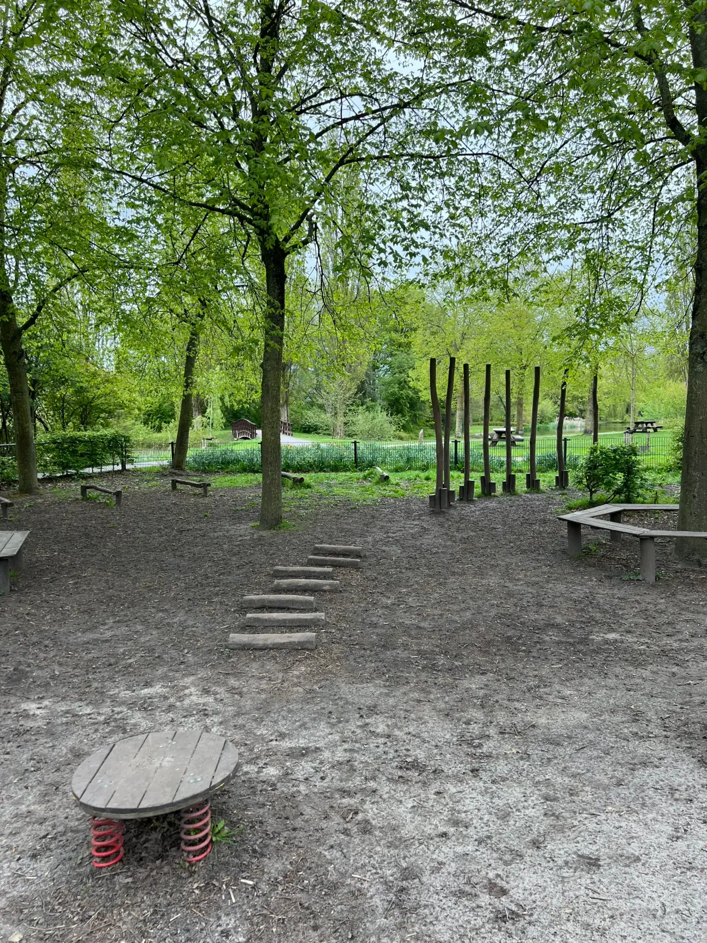 Houten hindernisbaan voor kinderen in de speeltuin van de Schildersbuurt