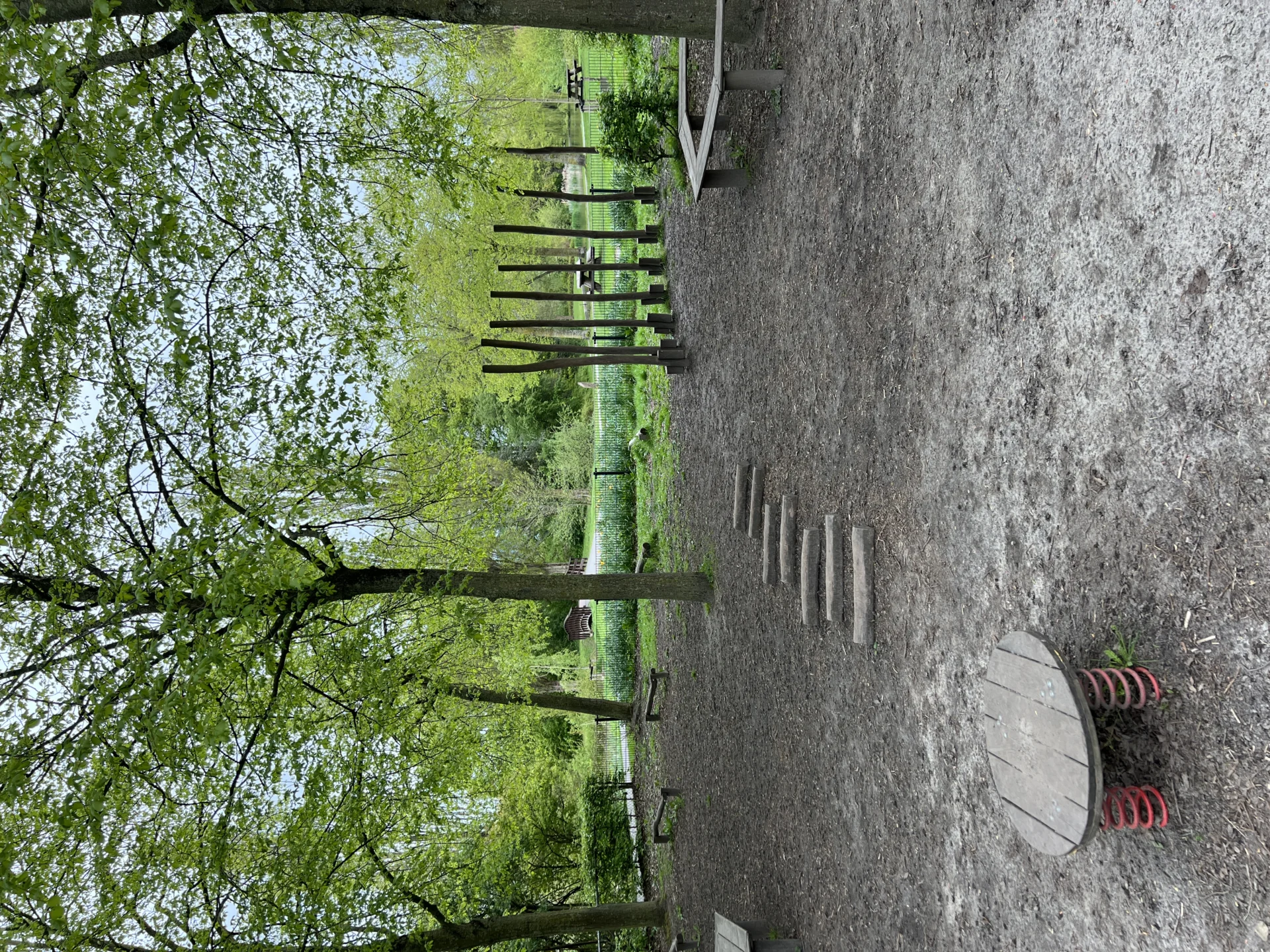 Houten hindernisbaan voor kinderen in de speeltuin van de Schildersbuurt