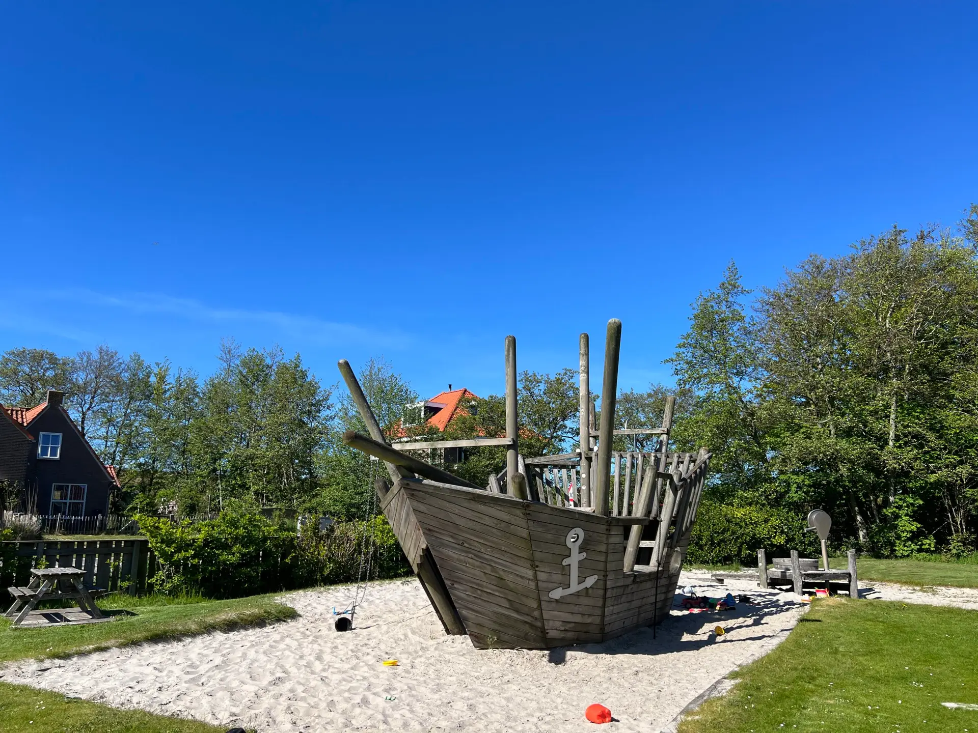 Kinderen spelen op het grote houten speelschip van Vakantiepark Tjermelân in Oosterend op Terschelling