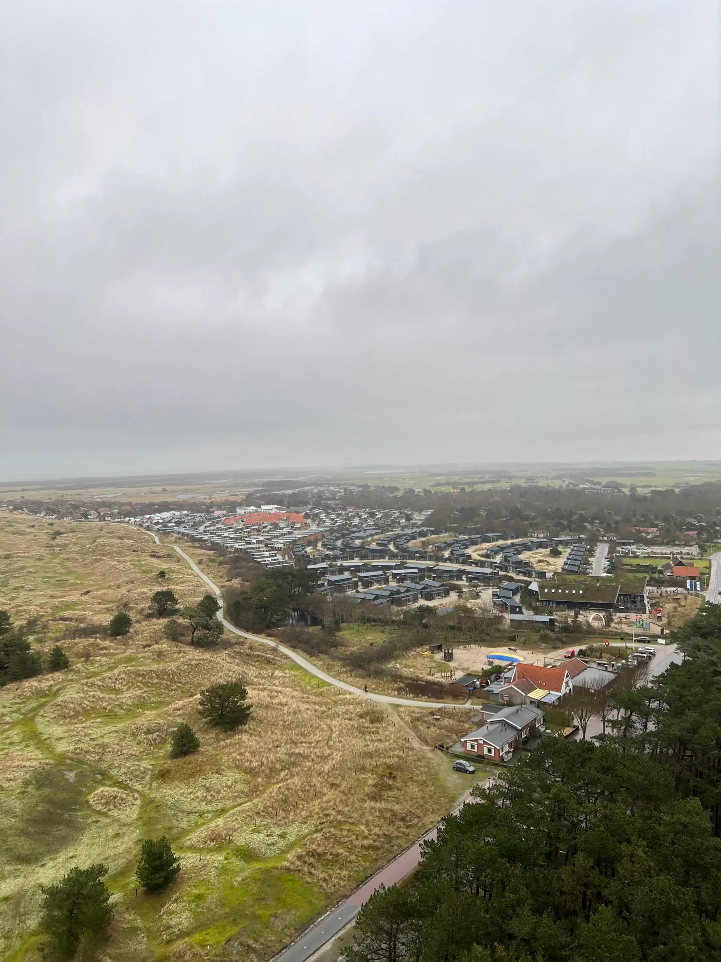 Uitzicht op de vuurtoren van Ameland met vakantiepark Landal op de voorgrond, perfect voor gezinnen die overnachten op Ameland met kinderen