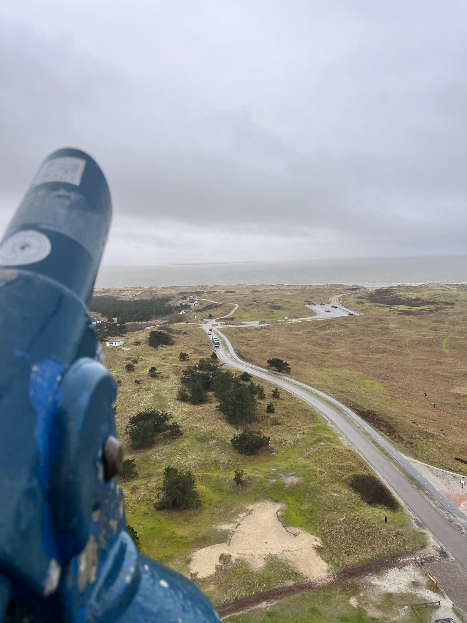 Uitzicht vanaf de vuurtoren van Ameland met verrekijker