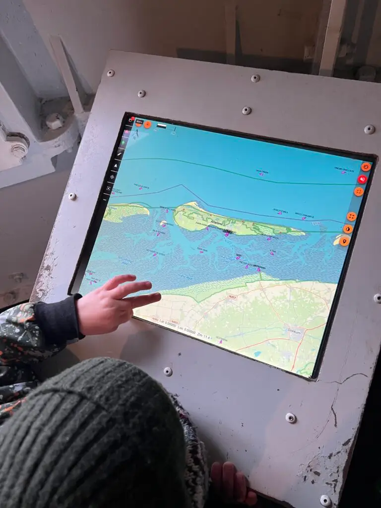 Scherm met live scheepvaartkaart rondom het eiland