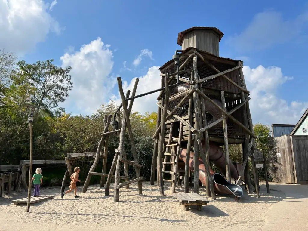 Speelplek met glijbaan in de dierentuin