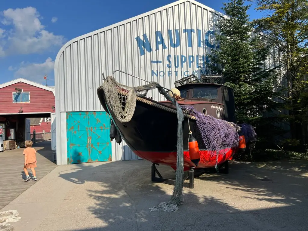 Boot op het droge in Nortica bij het dierenpark in Emmen