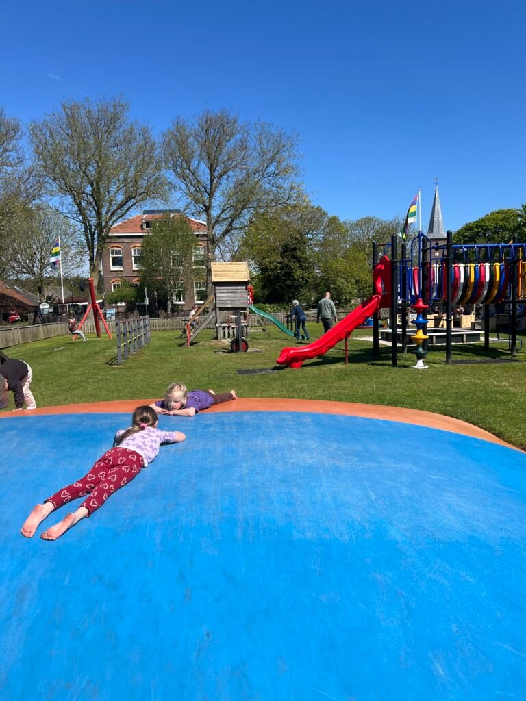 Speeltuin met terras van De Zonneweelde op Terschelling, kindvriendelijk restaurant met buitenspeelplek