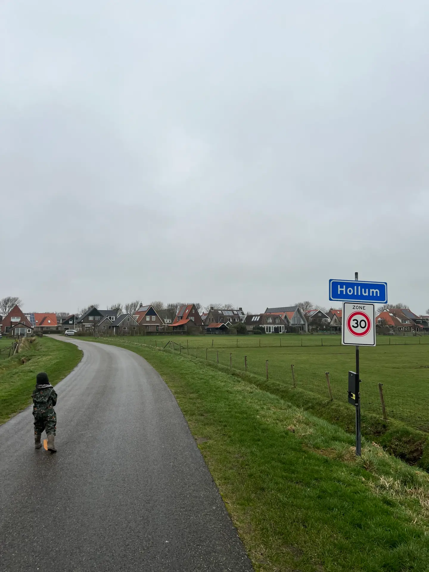 Bordje Hollum met uitzicht op het dorp in de verte op Ameland