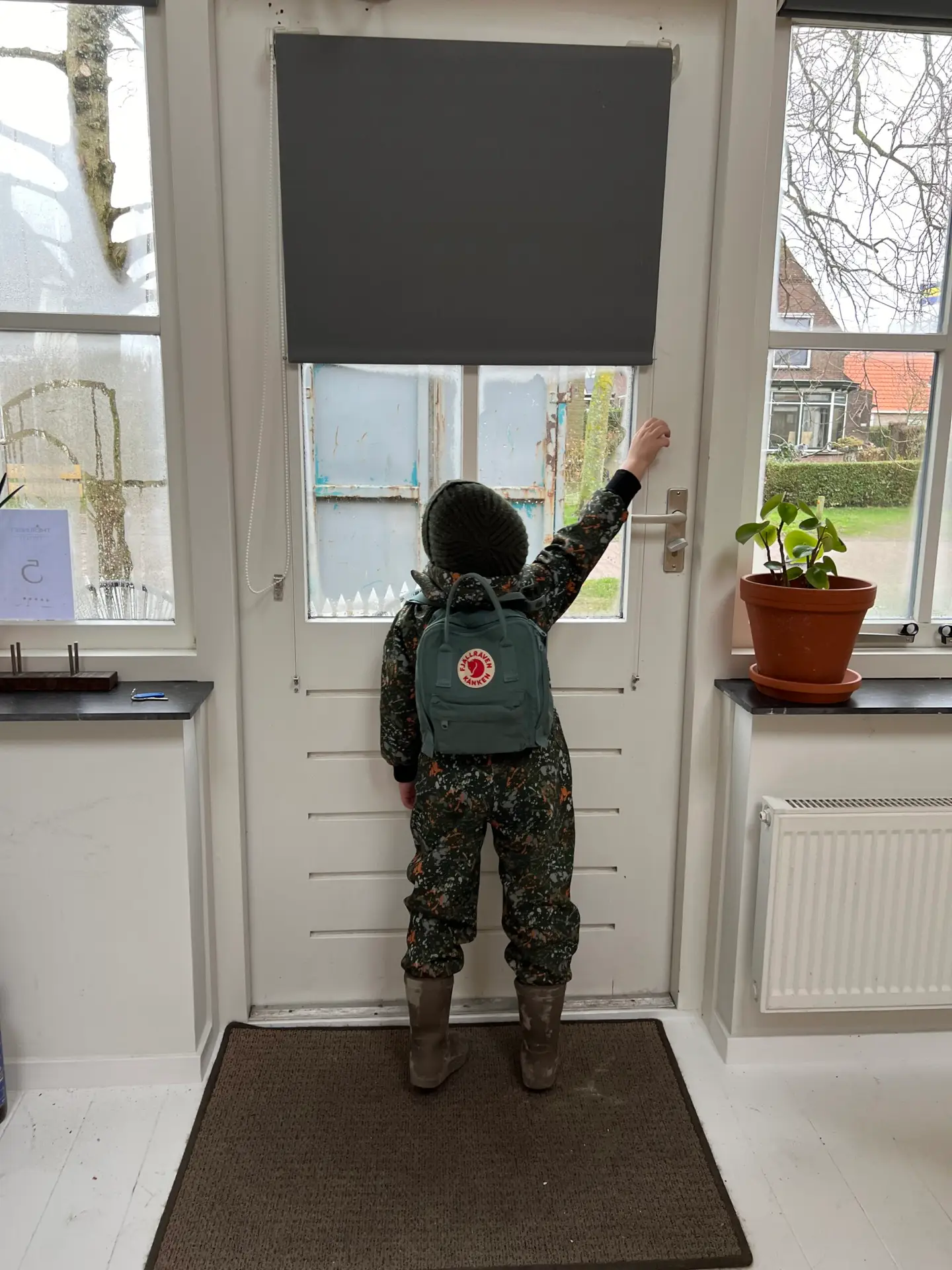 Kind bij de deur van een studio van Van Heeckeren Hotel op Ameland