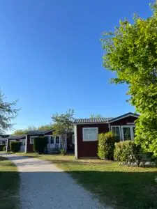 Rode Finse houten bungalows op Vakantiepark Tjermelân in Oosterend op Terschelling