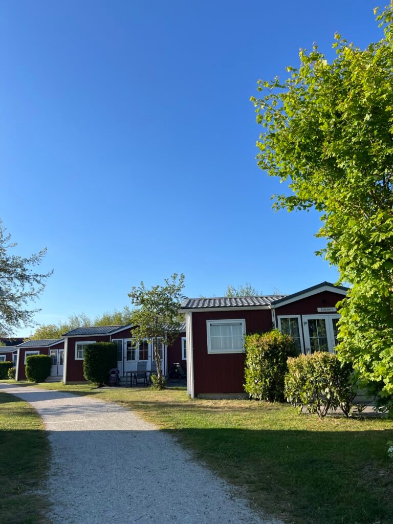 Rode Finse houten bungalows op Vakantiepark Tjermelân in Oosterend op Terschelling