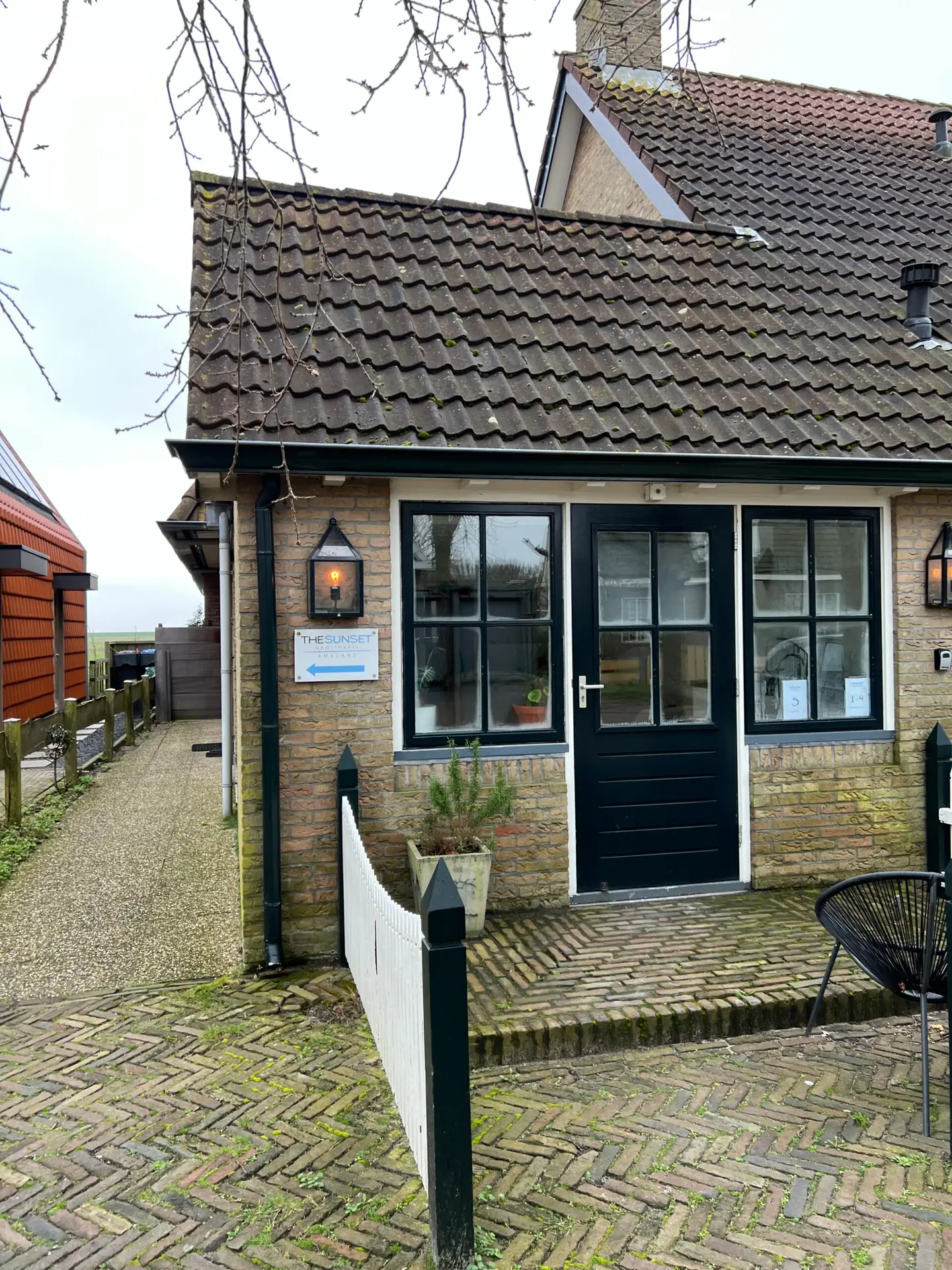 Buitenaanzicht van Sunset Appartements in Hollum op Ameland, handig verblijf om te overnachten op Ameland met kinderen. 