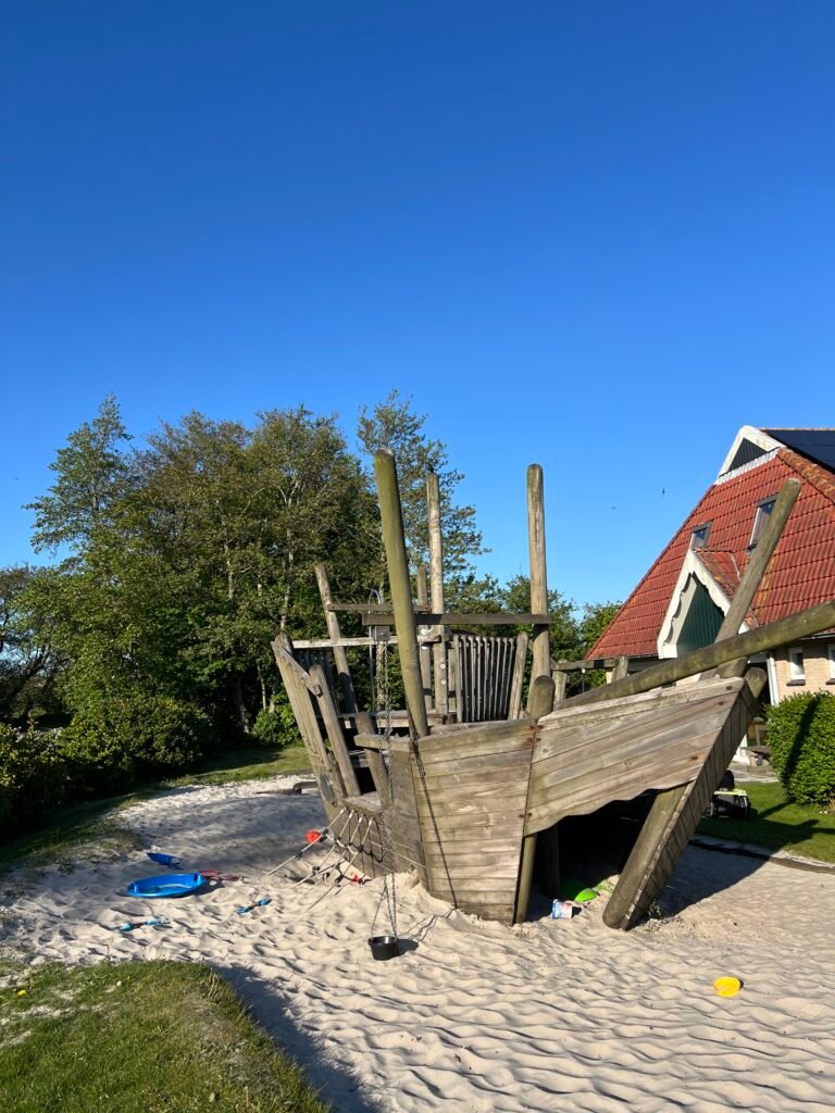 Houten speelschip in de speeltuin van vakantiepark Tjermelan op Terschelling