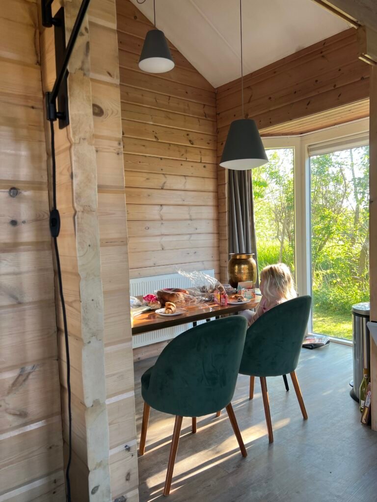 Woongedeelte met eettafel in een bungalow van Vakantiepark Tjermelân, verblijf tijdens weekend op Terschelling met kinderen