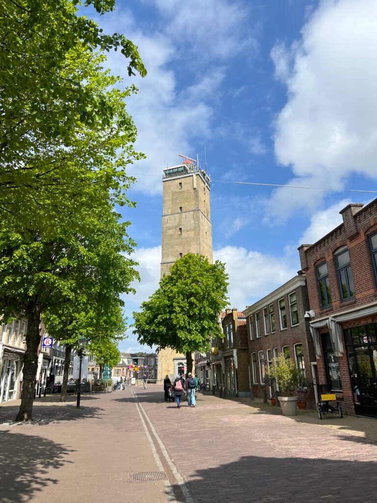 De Brandaris vuurtoren in West-Terschelling op een zonnige lentedag met blauwe lucht