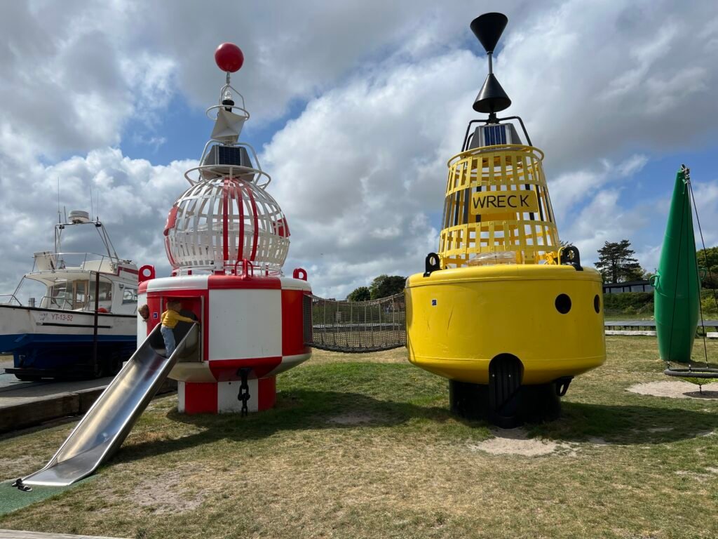 Speeltuin in de haven van West-Terschelling met speeltoestellen voor kinderen aan het water