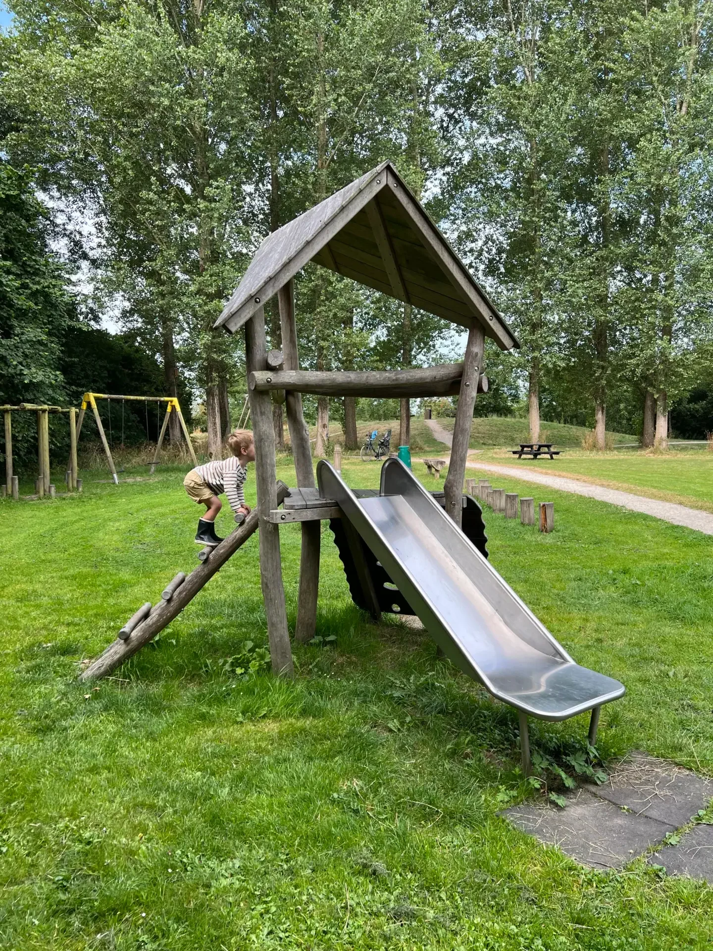 Kind speelt in de speeltuin van de Kuzemerkooi in Oldekerk, Groningen