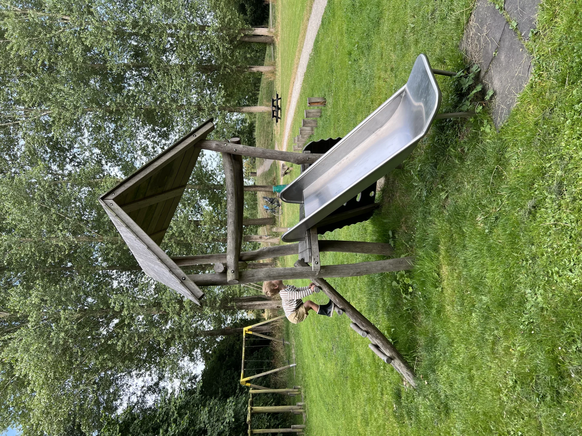 Kind speelt in de speeltuin van de Kuzemerkooi in Oldekerk, Groningen