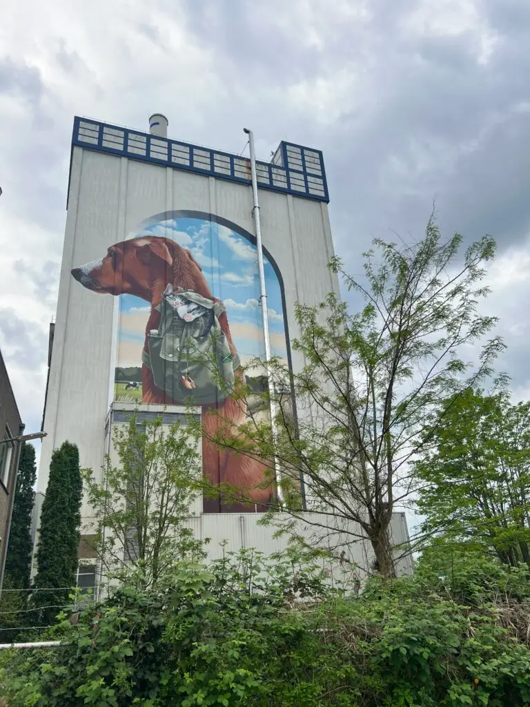 Kunstwerk De Reizende Hond op Silo Art route Achterhoek