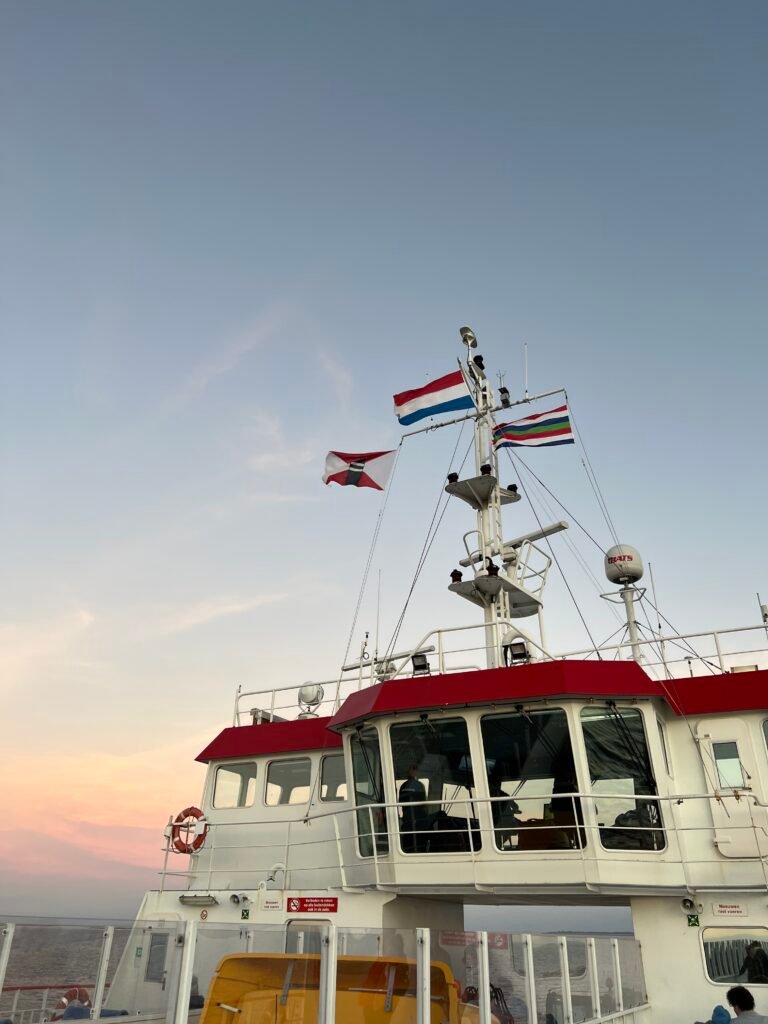 Stuurhut veerboot naar Schiermonnikoog bij zonsondergang