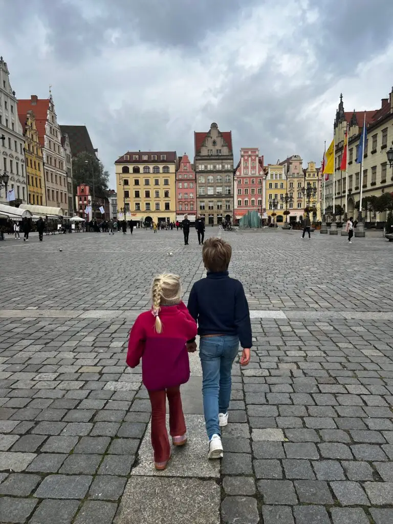 Kinderen lopen over de Rynek, het marktplein van Wrocław, Polen