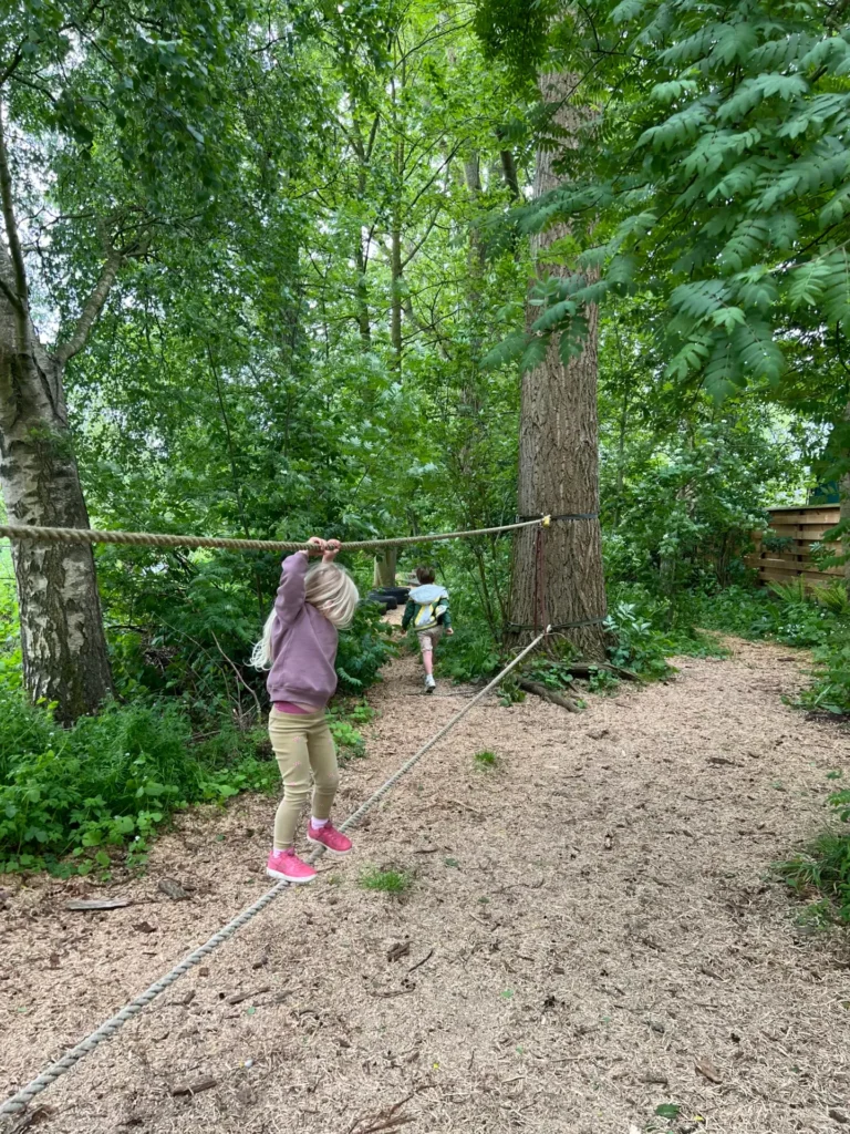 Kinderen op hindernissenroute bij Kinderboerderij De Mikkelhorst in Haren