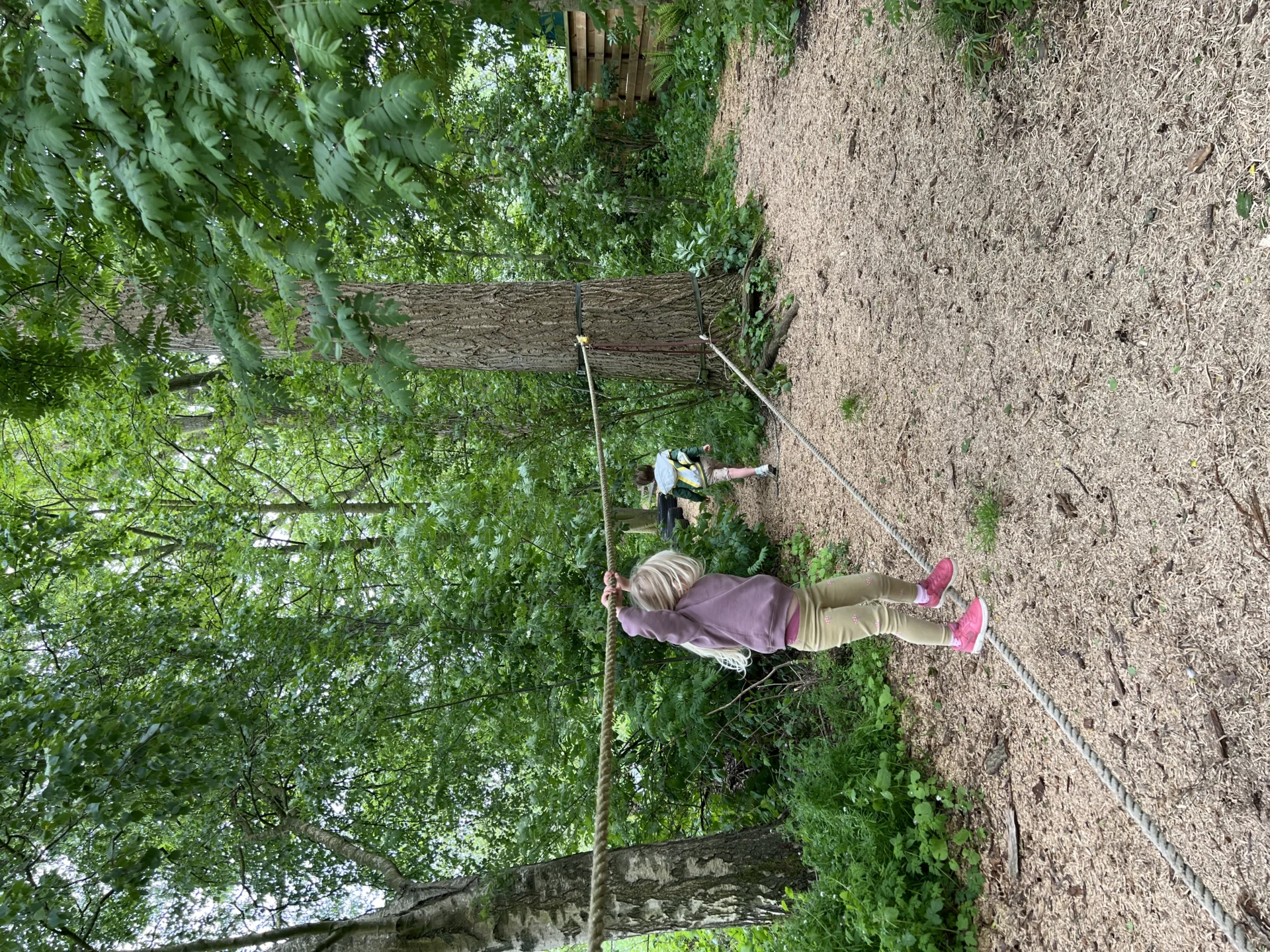 Kinderen op hindernissenroute bij Kinderboerderij De Mikkelhorst in Haren