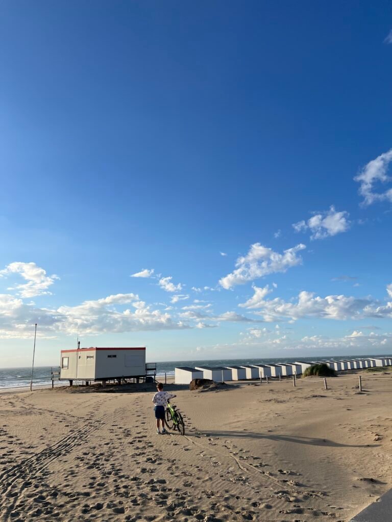 Strandhuisjes op het brede zandstrand van Texel op een zonnige dag