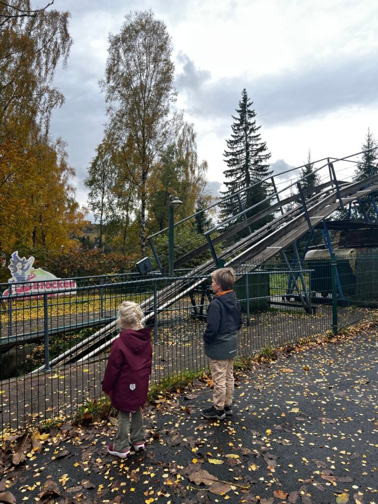 Kinderen kijken naar de rodelbaan Brocken Coaster in Schierke in de Harz tijdens de herfstvakantie