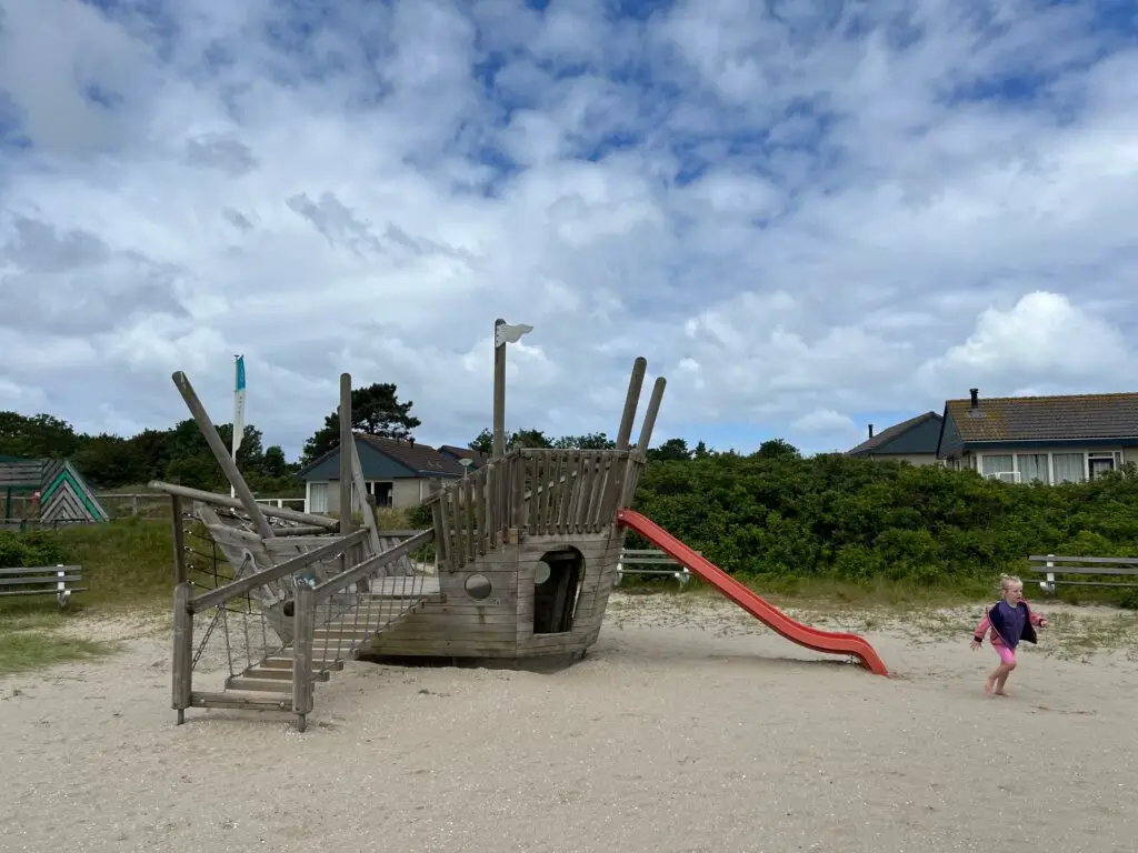 Speeltuin op vakantiepark Landal De Sluftervallei, omgeven door groen
