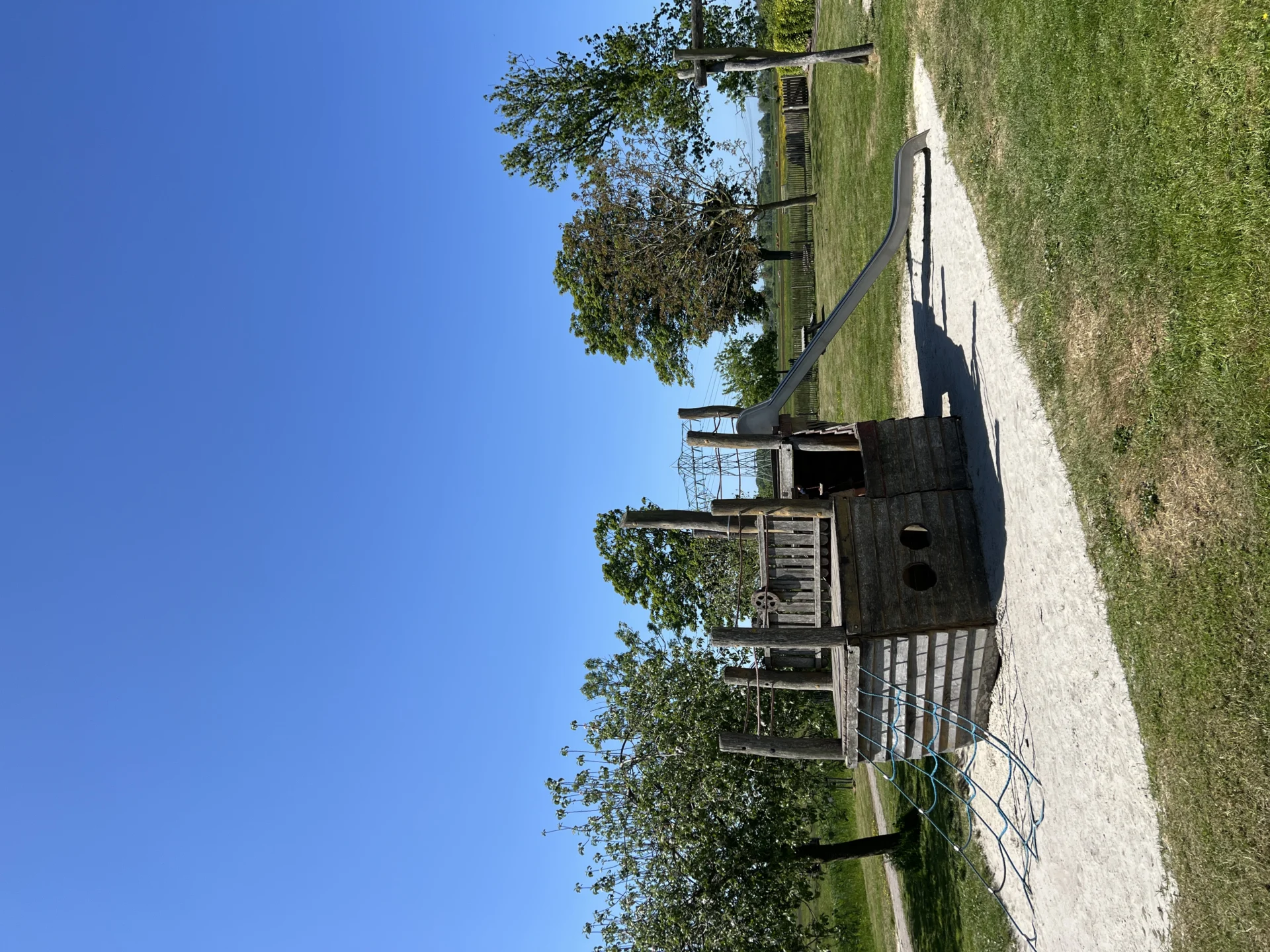 Houten schip met glijbaan op de speelplaats bij de speeltuin van het Bezoekerscentrum Reitdiep