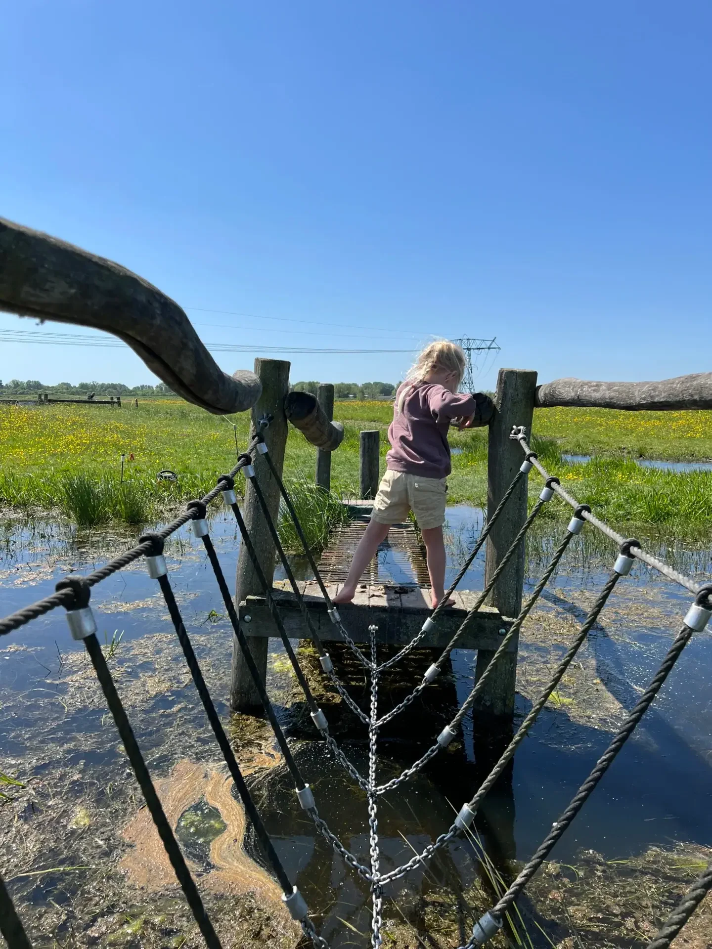 Kind op touwbrug van het Zeven-Sloten-Tegelijk-Pad bij Bezoekerscentrum Reitdiep in Groningen