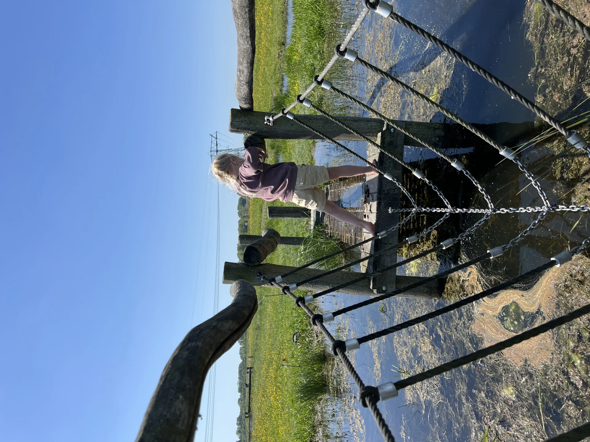 Kind op touwbrug van het Zeven-Sloten-Tegelijk-Pad bij Bezoekerscentrum Reitdiep in Groningen