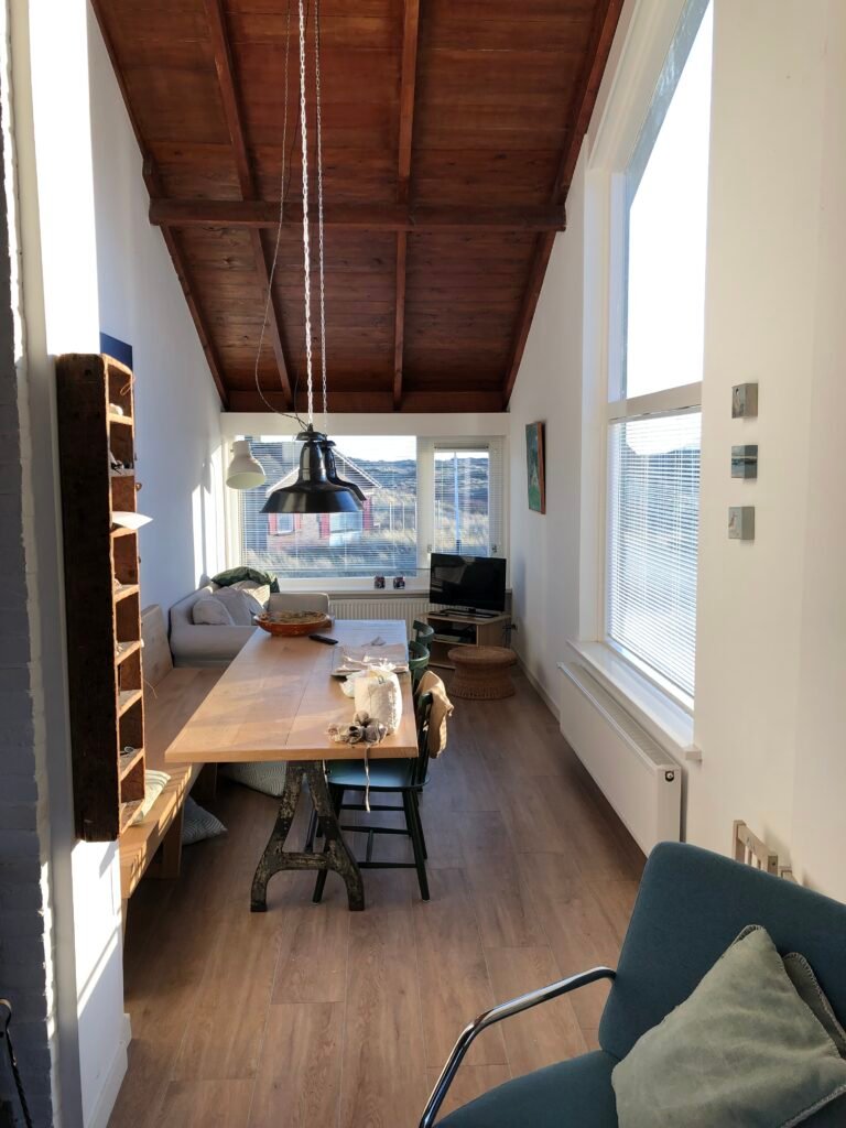 Eetgedeelte met grote eettafel in vakantiehuisje De Strandgraper, West aan Zee, Terschelling