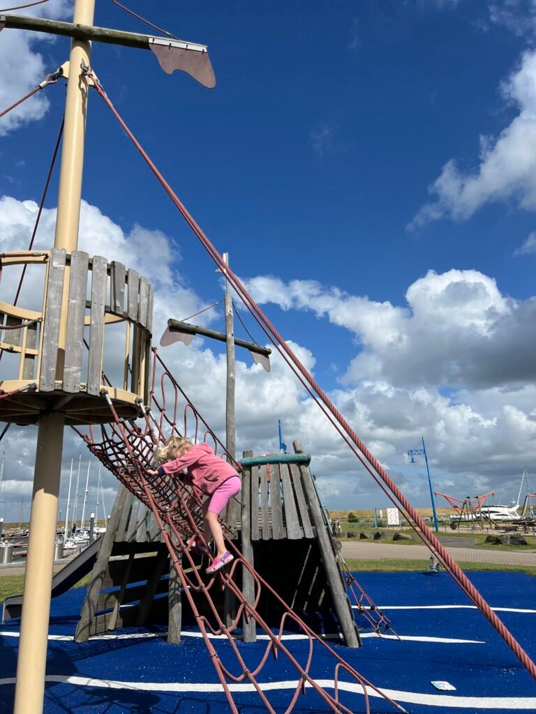 Speeltuin aan de haven van Oudeschild op Texel, een kindvriendelijke plek vlak bij het water