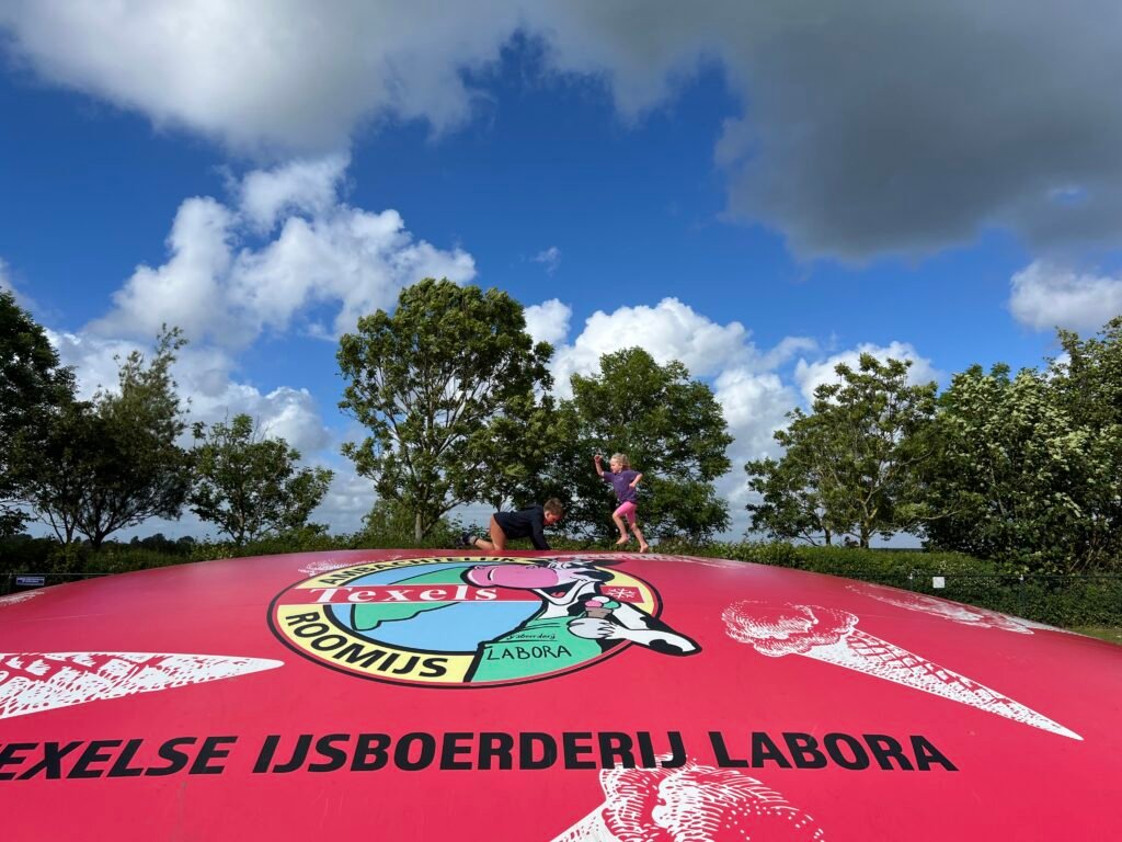 Speeltuin bij ijsboerderij Labora op Texel, een kindvriendelijke stop tijdens een dagje uit op het eiland