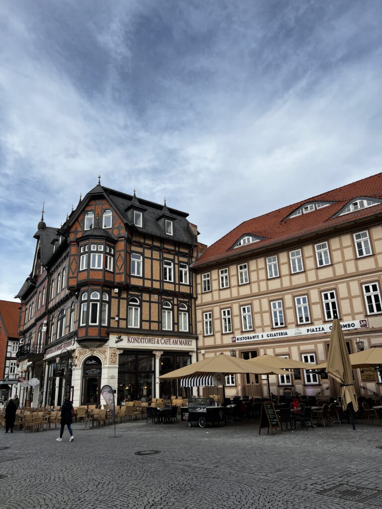 Kleurrijke traditionele vakwerkhuizen in het historische stadje Wernigerode tijdens de herfstvakantie