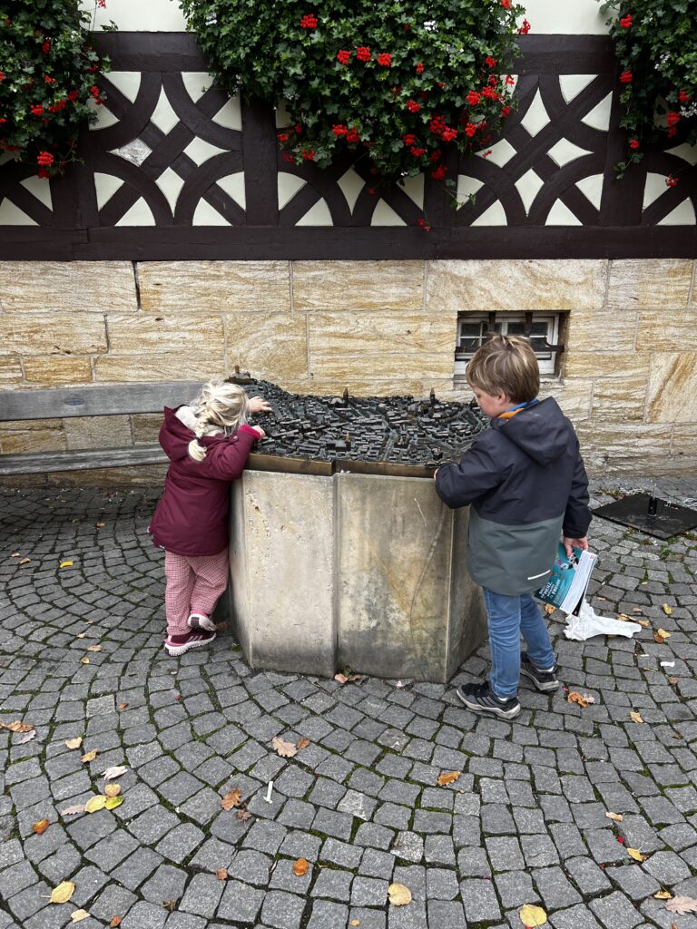 Kinderen bekijken maquette van het stadje Wernigerode in de Harz tijdens de herfstvakantie