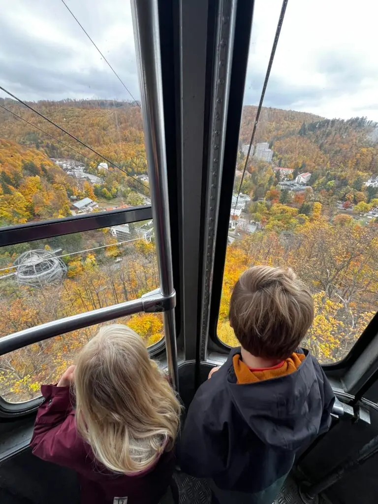 Kinderen in een kabelbaan de berg op in de Harz tijdens de herfstvakantie